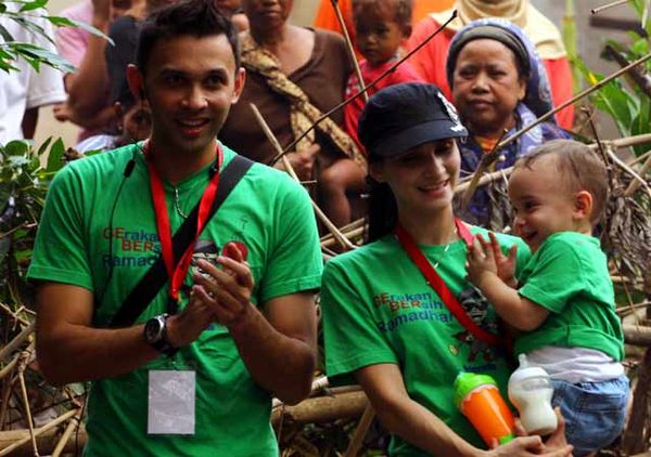 Teuku Zacky Ajarkan Anak untuk Berbagi 