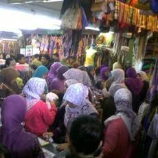 Pengunjung Pasar Baru Sudah Berjubel Sejak Pagi