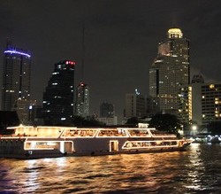 Menyusuri Sungai Chao Phraya Sambil Membelah Kota Bangkok