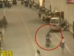 Gubrak! Tabrak Mobil Gara-gara Ngelirik Cewek Seksi