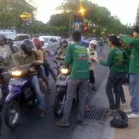 Bonek Koeasa Bagi-bagi Takjil, Upaya Menghapus Stigma Anarkis