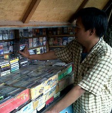 Ngabuburit Sambil Menggeledah Tembang Lawas di Cihapit