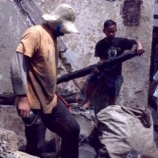 Korban Kebakaran Kumpulkan Puing Rumahnya untuk Dijual