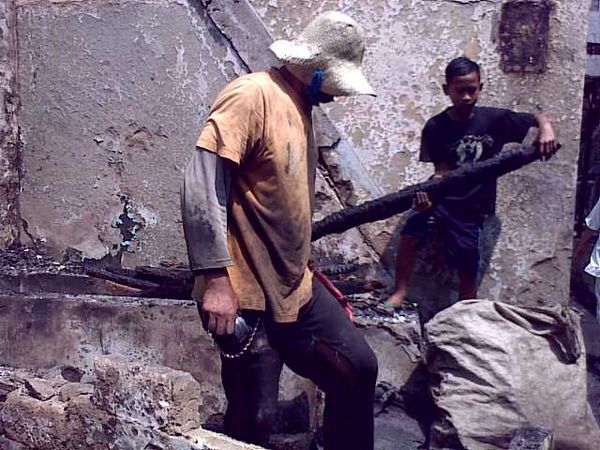 Korban Kebakaran Kumpulkan Puing