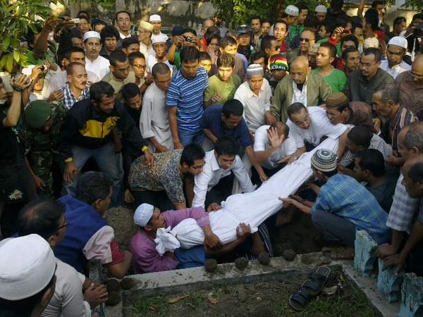 Almarhum Rusdy Bahalwan Dimakamkan