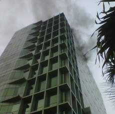 Gedung Adira di Jl Menteng Raya Terbakar, Lalin Tugu Tani Macet Parah