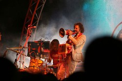 Konser The Flaming Lips Tertunda Karena Tata Lampu Runtuh
