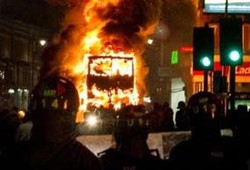 Kerusuhan di London Meluas, PM Cameron Persingkat Masa Liburan