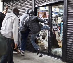 Lebih 450 Orang Ditahan, Sel Polisi di London Penuh