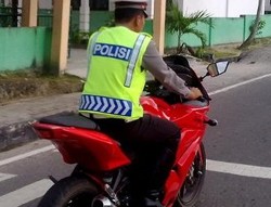 Waduh, Polisi Mengendarai Motor Tanpa Memakai Helm