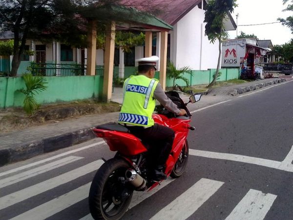 Pakai Ninja, Polisi Tidak Pakai Helm