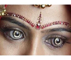 Wow, Ada Lensa Kontak Berhiaskan 18 Berlian