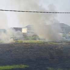 Alang-alang Exit Tol Waru Terbakar, Asap Membumbung Tinggi