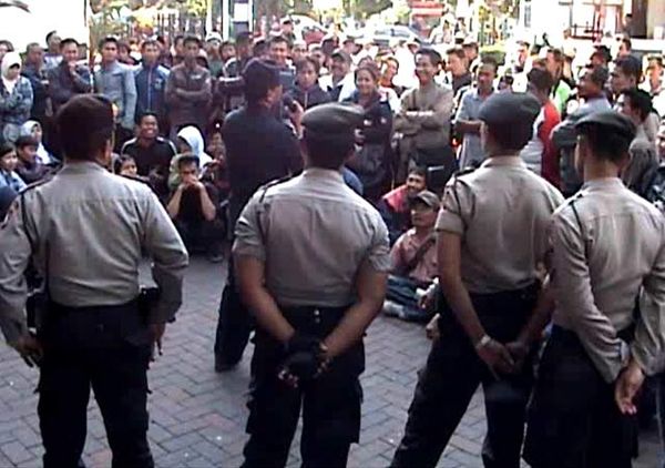 Warga Kediri Antre Tukar Uang Receh