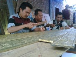 Perajin Kaligrafi di Medan Kebanjiran Order