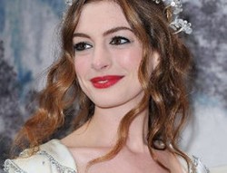 Anne Hathaway Seksi dengan Motor Batman