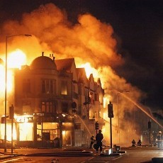 London Rusuh, Pertandingan Piala Liga Ditunda