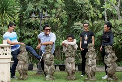 Polyester Embassy, Penuh Kesadaran