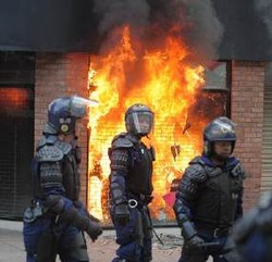 Rusuh di Inggris Meluas di Malam Keempat