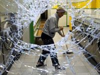 Puing Bekas Kerusuhan London Dibersihkan