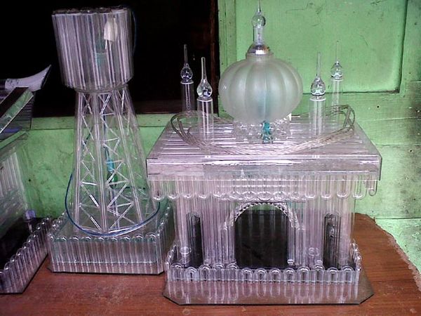 Kerajinan dari Pecahan Kaca dan Bola Lampu