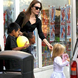 Angelina Jolie Terjebak Kerusuhan di London