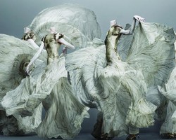 Alexander McQueen Pecahkan Rekor Pameran Fashion