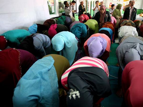 Penghuni Lokalisasi Belajar Salat