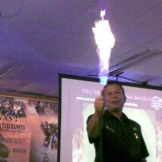 Wow, Wakil Walikota Padamkan Api dengan Jempol Tangan