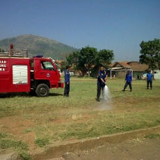 Petugas Damkar Sibuk Semprot Lapang Bola Jelang Kapolri Tiba