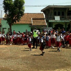 Ratusan Siswa SD Sambut Kedatangan Kapolri di Nagreg