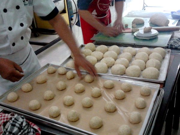 Mengintip Pembuatan Roti Arab