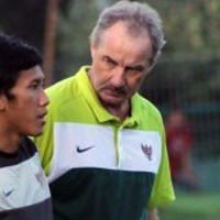 Iman Arief: Riedl Konsultasikan Nasibnya ke FIFA