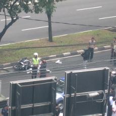 Hindari Penutup Got di Jl Sudirman, Pemotor Tewas Tertabrak Bus