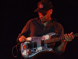 Gitaris Rage Against The Machine Merespon Kerusuhan London
