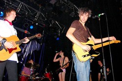 Ash dan We Are Scientists Berkolaborasi untuk Proyek Amal