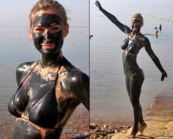 Pose di Laut Mati, Kulit Bar Refaeli Mendadak Hitam