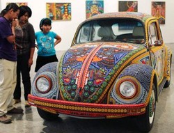 VW Kodok dari Manik dan Kain Tradisional