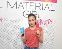 Putri Madonna Rilis Lini Make-up di Usia 14 Tahun