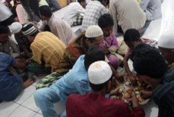 Kampung Islam Kepaon Denpasar Berbuka dengan Megibung