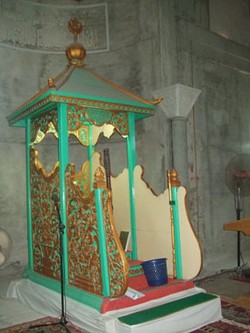 Wow! Mimbar Kayu 112 Tahun Persembahan Sultan Siak Masih Utuh