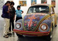 VW Kodok dari Manik dan Kain Tradisional