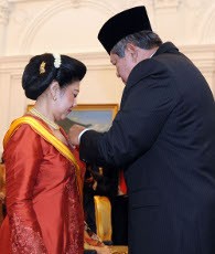 Saat SBY Menyematkan Bintang Jasa Pada Sang Istri