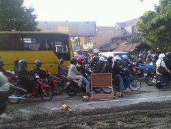 Perbaikan Jalan di Simpangan Depok, Lalin Kusut