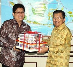 Alfmart Serahkan Miniatur ke Ketum PMI