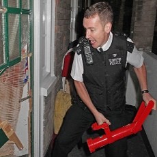 Gerebek Rumah Warga, Polisi London Sita Ratusan Barang Jarahan