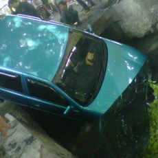 Mogok, Sedan Timor Bablas Nyemplung Selokan