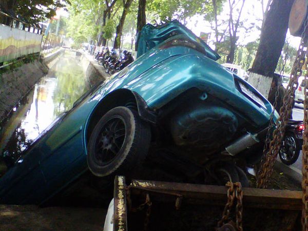 Sedan Timor Nyemplung ke Selokan