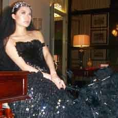 Wow, Gaun Pengantin Berharga Miliaran Rupiah Dipamerkan di Surabaya