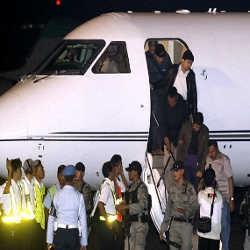 Nazaruddin Resmi Diserahkan ke KPK